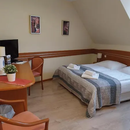 Erhardt Panzio 4* Sopron
